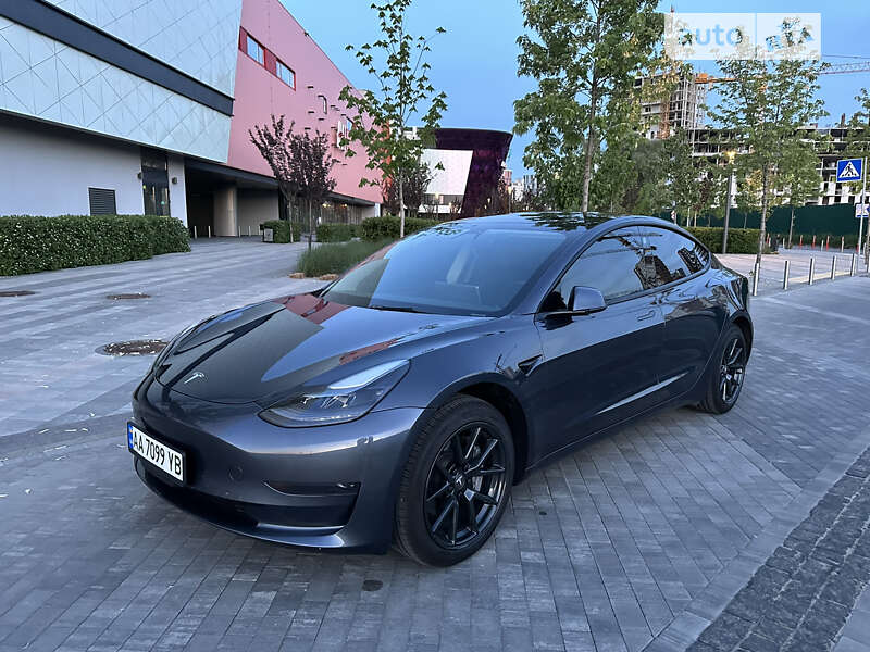 Седан Tesla Model 3 2021 в Киеве