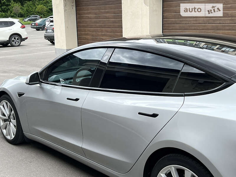 Седан Tesla Model 3 2018 в Виннице