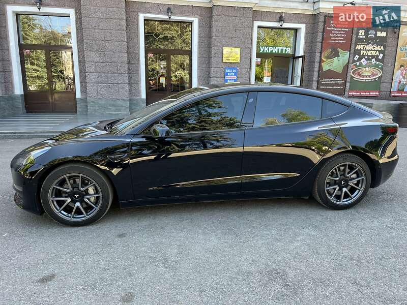 Седан Tesla Model 3 2021 в Кам'янському
