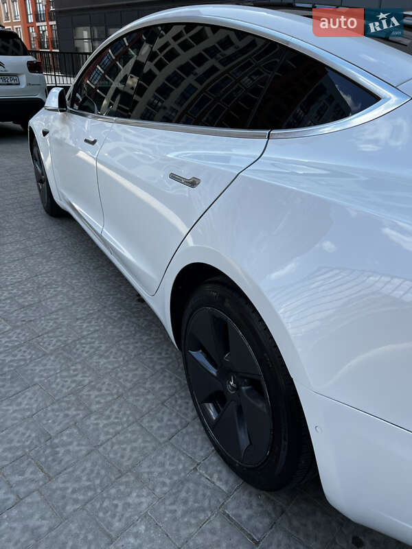 Седан Tesla Model 3 2019 в Львове