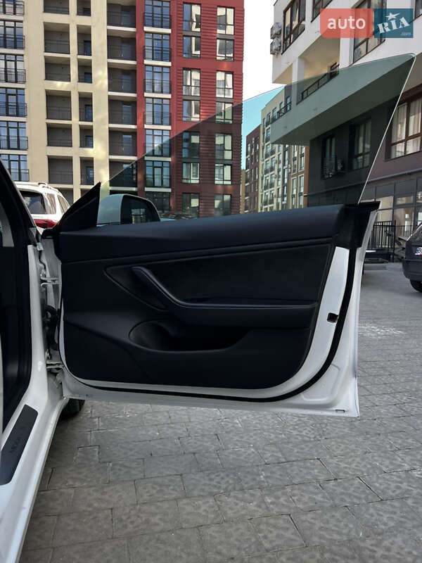 Седан Tesla Model 3 2019 в Львове