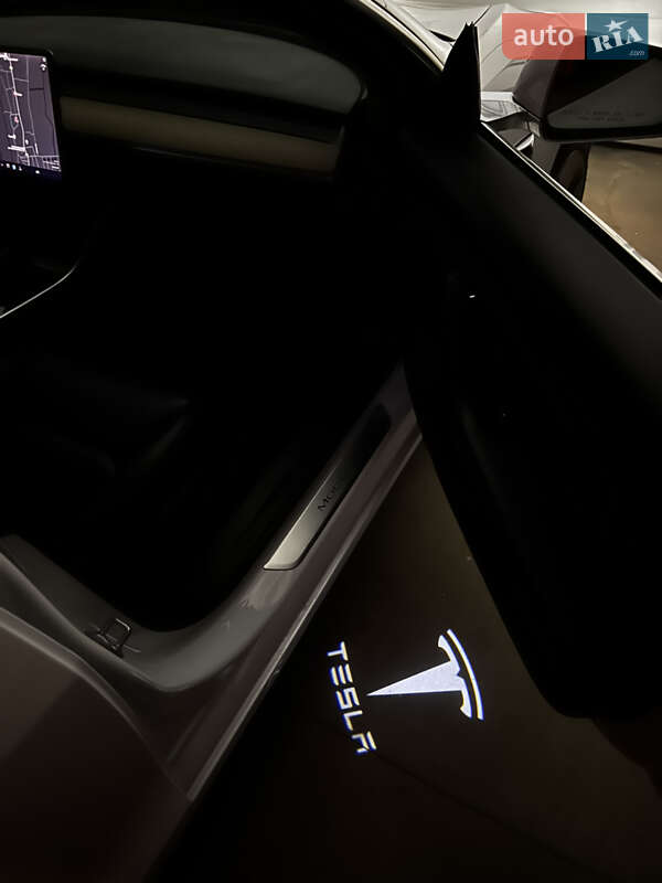 Седан Tesla Model 3 2019 в Львове