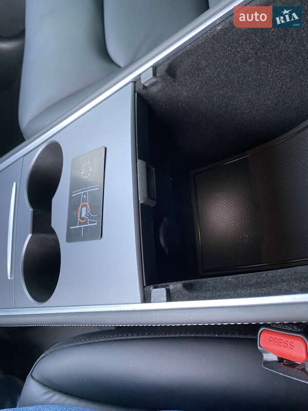 Седан Tesla Model 3 2020 в Луцке