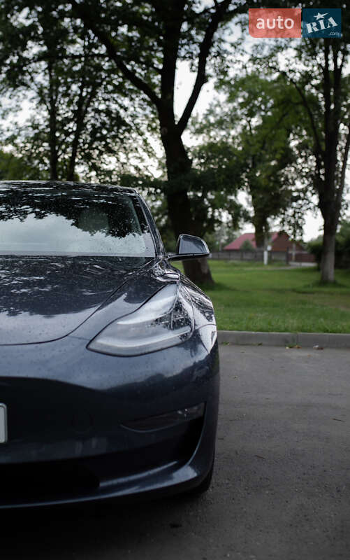 Седан Tesla Model 3 2020 в Яремче
