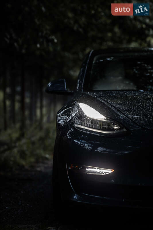 Седан Tesla Model 3 2020 в Яремче