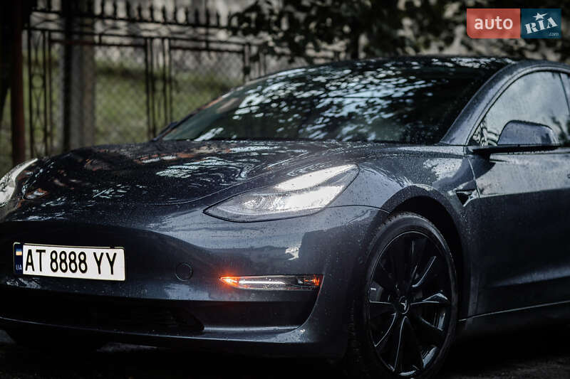 Седан Tesla Model 3 2020 в Яремче