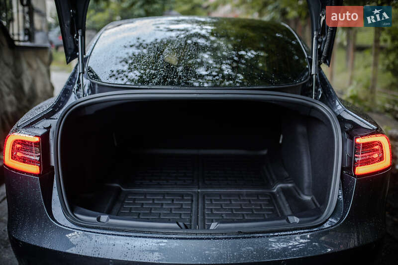 Седан Tesla Model 3 2020 в Яремче