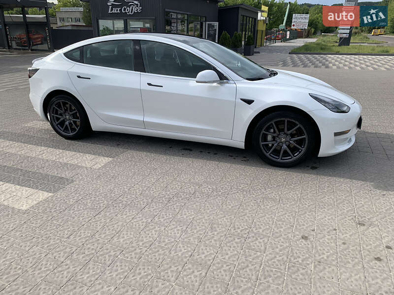 Седан Tesla Model 3 2019 в Львові