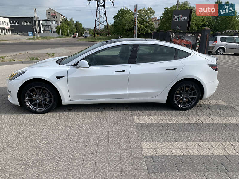 Седан Tesla Model 3 2019 в Львові