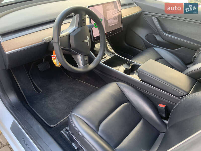 Седан Tesla Model 3 2019 в Львові