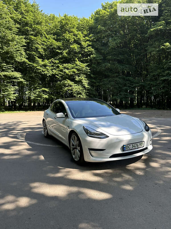 Седан Tesla Model 3 2018 в Львове