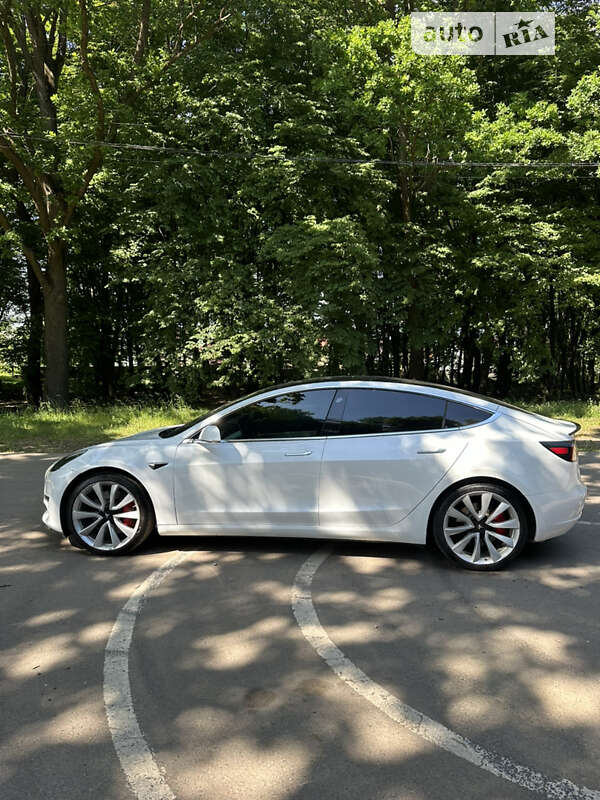 Седан Tesla Model 3 2018 в Львове