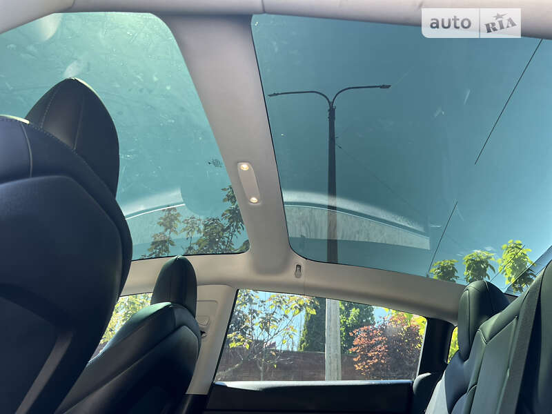 Седан Tesla Model 3 2019 в Ровно