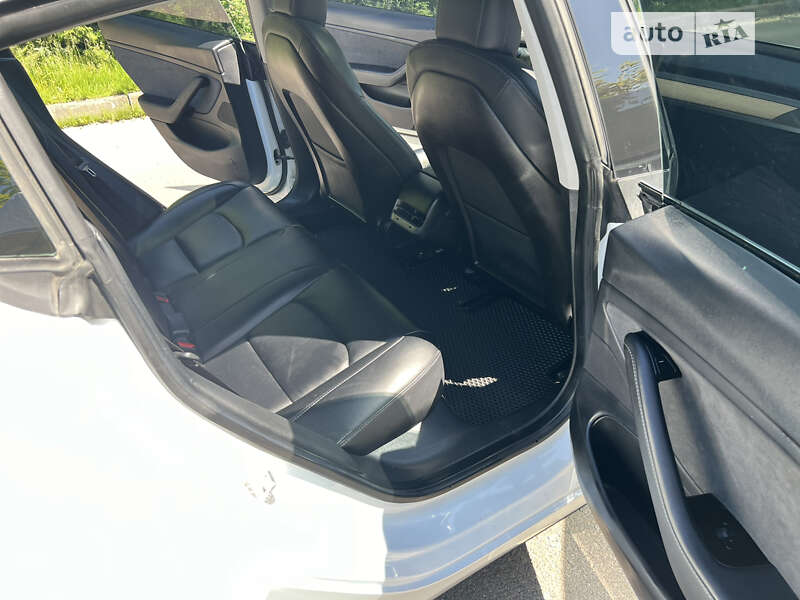 Седан Tesla Model 3 2019 в Ровно
