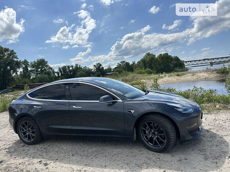 Седан Tesla Model 3 2018 в Кременчуці