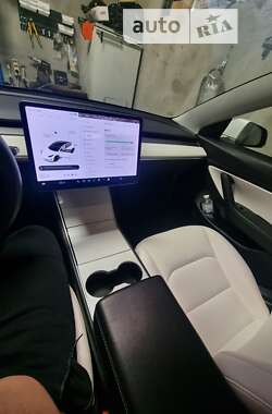 Седан Tesla Model 3 2020 в Вишневому