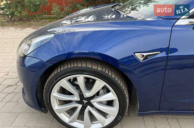 Седан Tesla Model 3 2019 в Львове