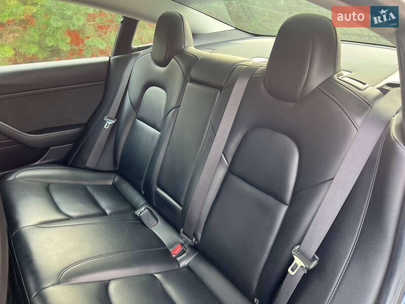 Седан Tesla Model 3 2019 в Львове