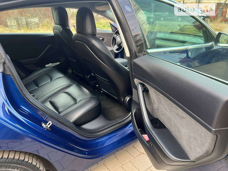 Седан Tesla Model 3 2019 в Львове