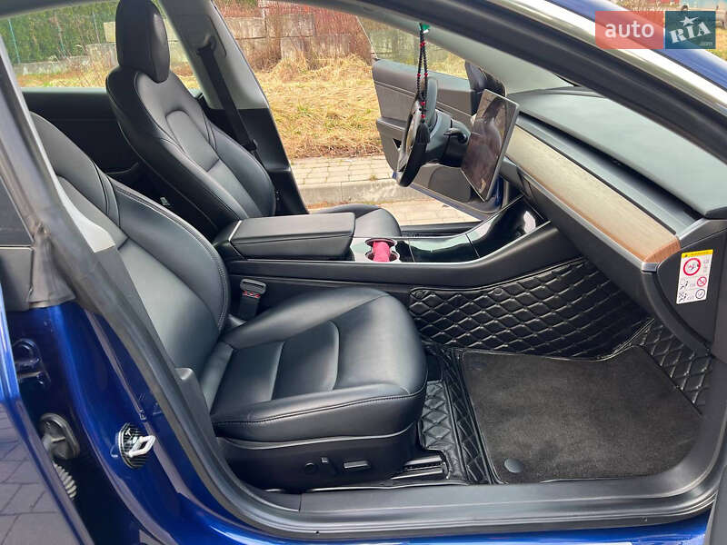 Седан Tesla Model 3 2019 в Львове