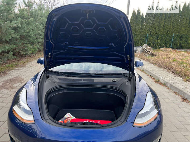 Седан Tesla Model 3 2019 в Львове