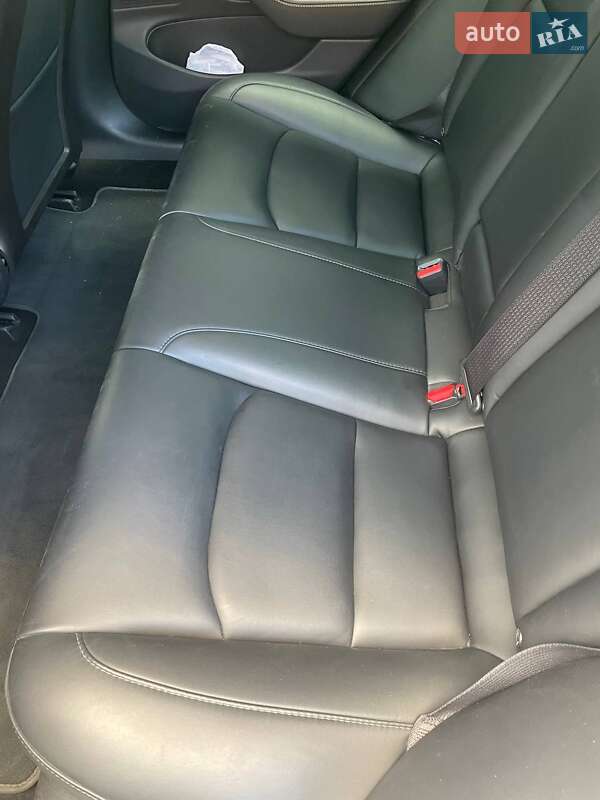 Седан Tesla Model 3 2019 в Ужгороді