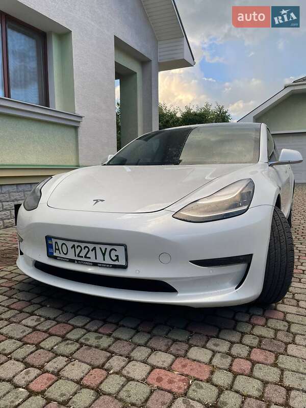 Седан Tesla Model 3 2019 в Ужгороді
