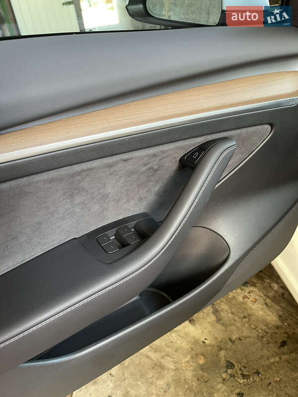 Седан Tesla Model 3 2023 в Києві