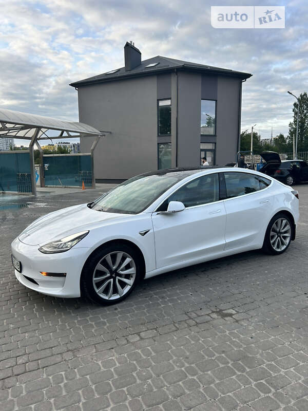 Седан Tesla Model 3 2020 в Львове