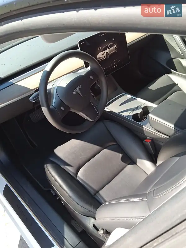 Седан Tesla Model 3 2022 в 