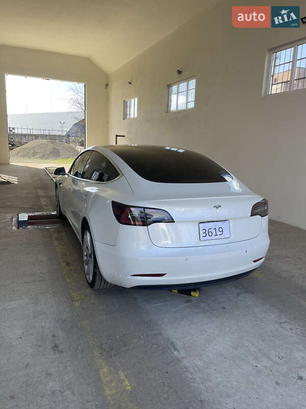 Седан Tesla Model 3 2019 в Міжгір'ї