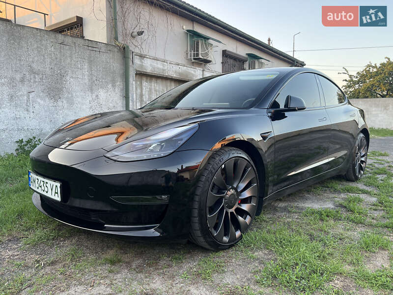 Седан Tesla Model 3 2022 в Кременчуці