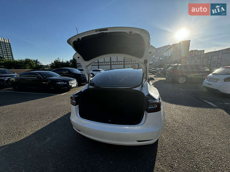 Седан Tesla Model 3 2019 в Киеве