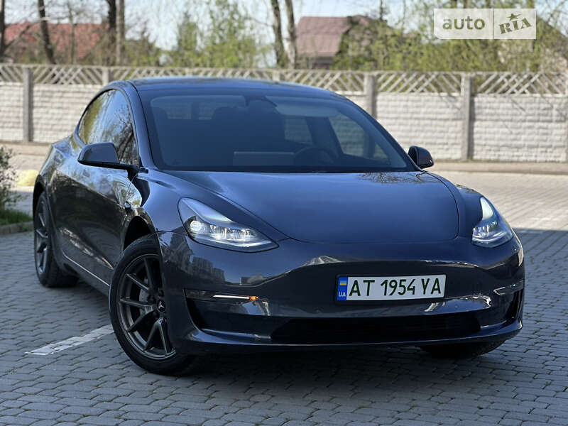 Седан Tesla Model 3 2022 в Івано-Франківську