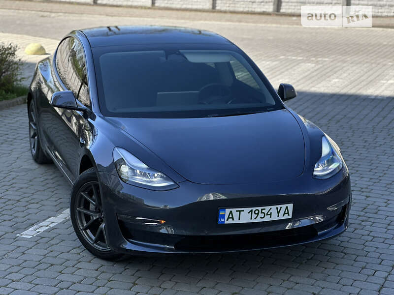 Седан Tesla Model 3 2022 в Івано-Франківську