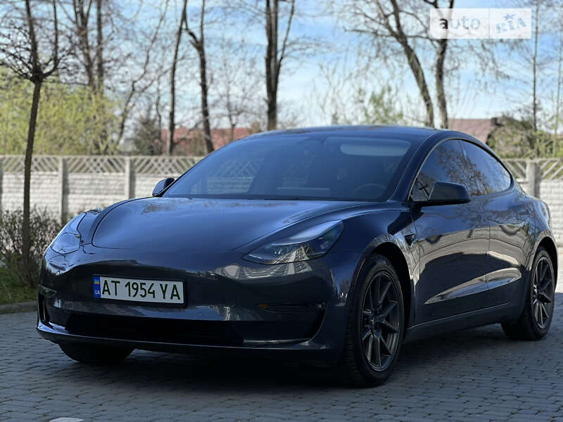 Седан Tesla Model 3 2022 в Івано-Франківську