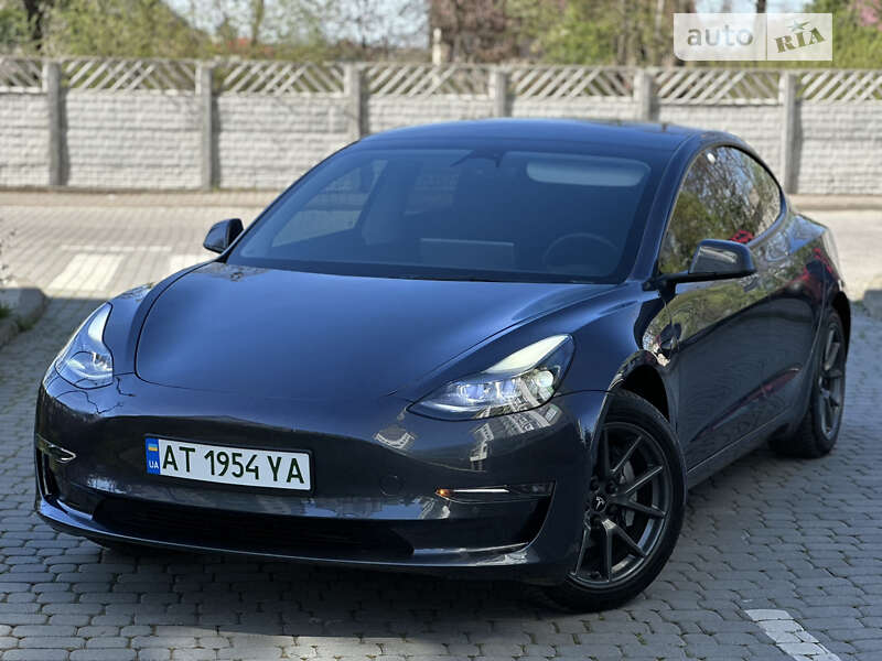 Седан Tesla Model 3 2022 в Івано-Франківську