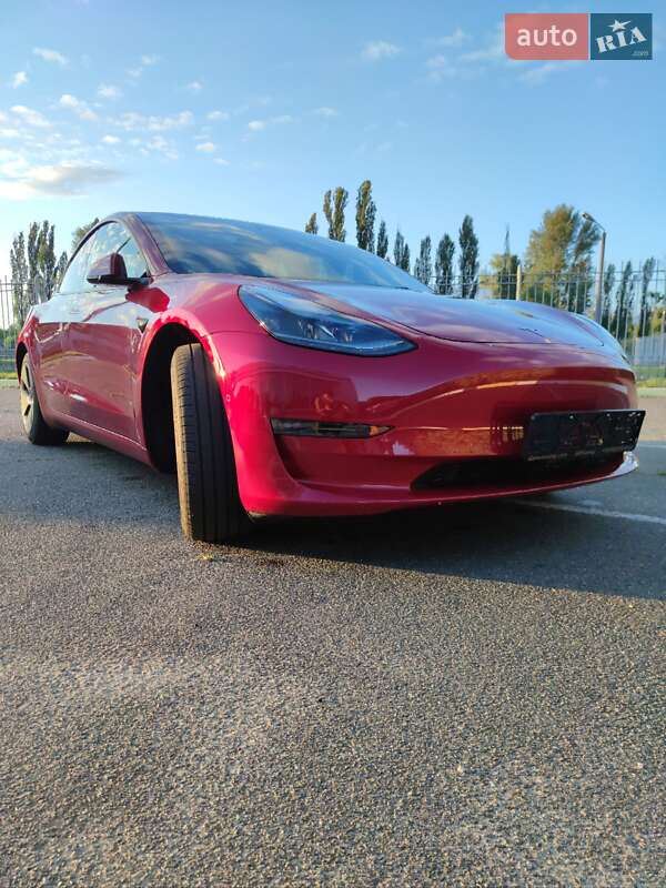 Седан Tesla Model 3 2022 в 
