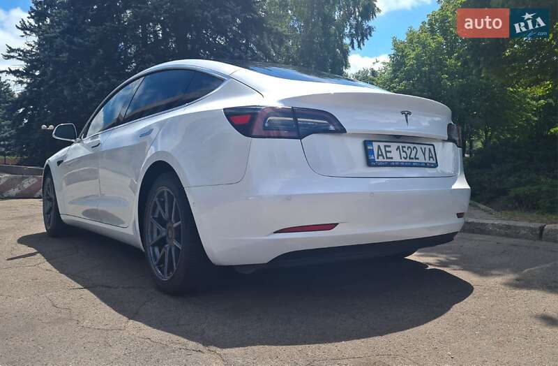 Седан Tesla Model 3 2020 в 