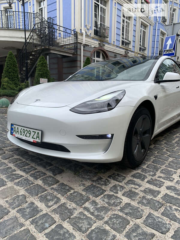 Седан Tesla Model 3 2021 в Киеве