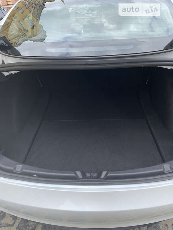 Седан Tesla Model 3 2021 в Киеве