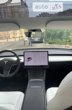 Седан Tesla Model 3 2021 в Киеве