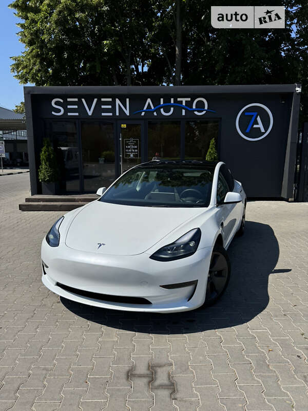 Седан Tesla Model 3 2023 в Чернівцях