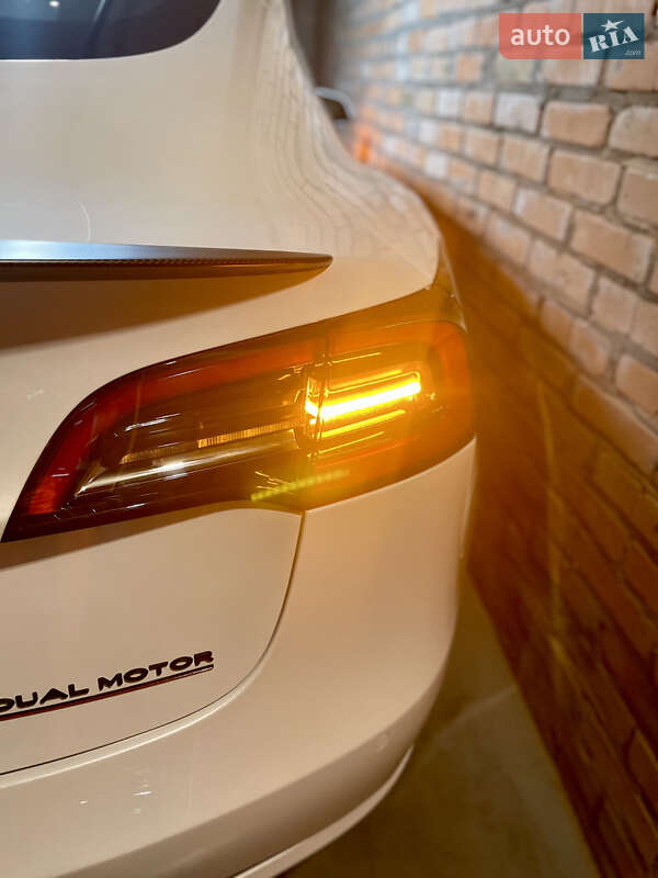 Седан Tesla Model 3 2021 в Києві