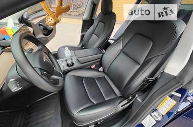 Седан Tesla Model 3 2022 в 