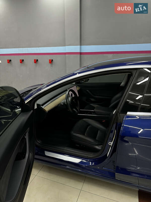 Седан Tesla Model 3 2018 в Ужгороді