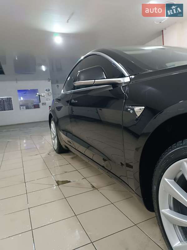 Седан Tesla Model 3 2018 в Умани