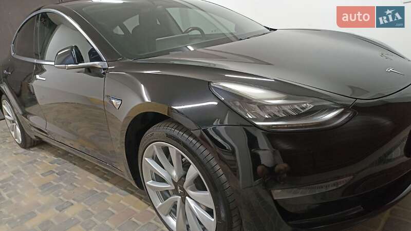 Седан Tesla Model 3 2018 в Умани