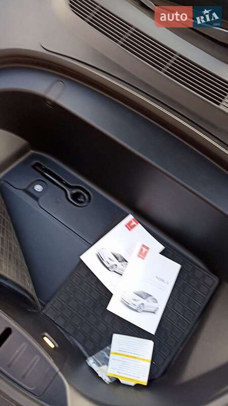 Седан Tesla Model 3 2018 в Умани