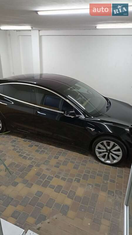 Седан Tesla Model 3 2018 в Умани